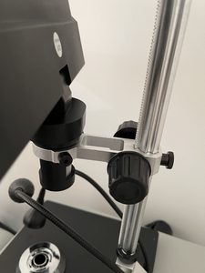 TOMLOV DM9 Max focus knob and lens mount on the stand column