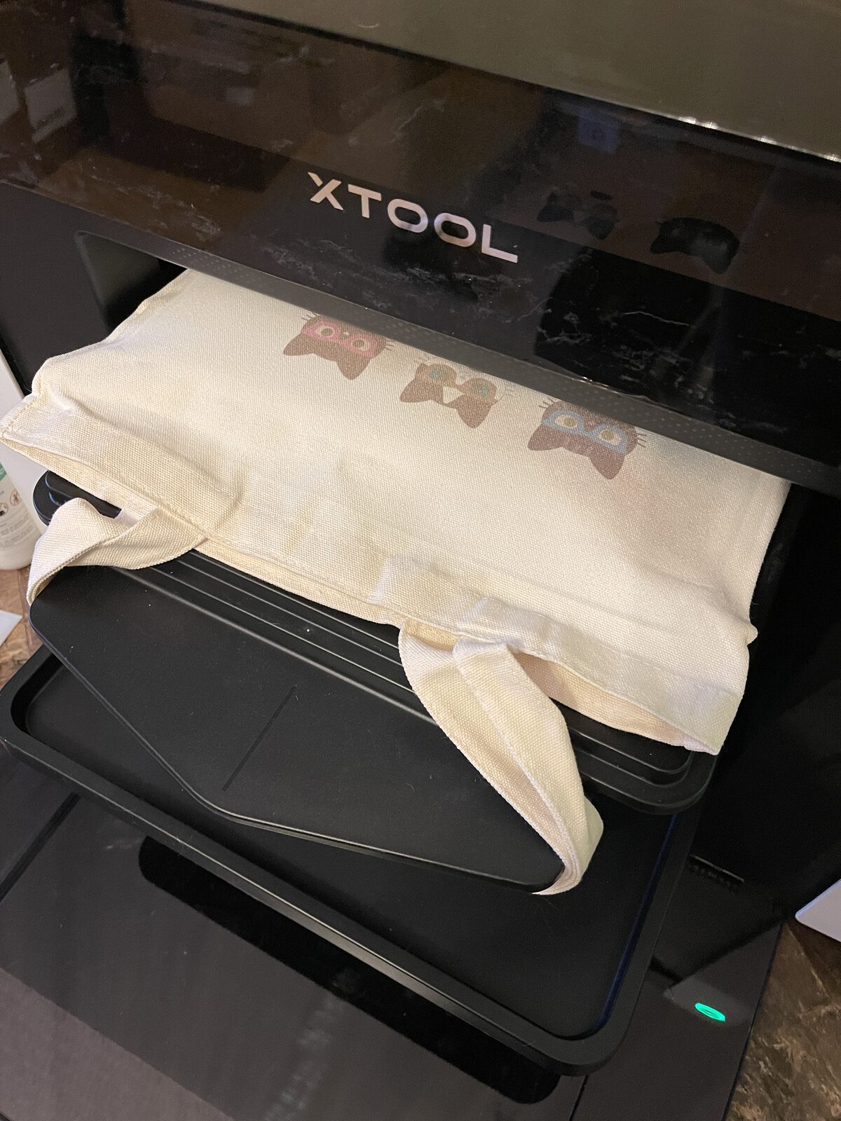 Canvas tote bag on the xTool O1 Omni garment tray
